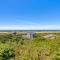 Oceanfront Castle with Hot Tub and Game Room - غولد بيتش