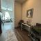 Close to Everything in Downtown King bed Free Onsite Parking and WiFi - Хьюстон