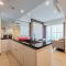 Modern Look 3BR with Branz BSD City Apartment By Travelio - 当格浪