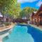 5BD 2BA w Backyard Oasis Pool Jacuzzi Firepit - Corinth