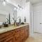 5BD 2BA w Backyard Oasis Pool Jacuzzi Firepit - Corinth