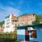 LandLopers Hostel