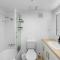 The Hideaway - Riverside Central Surfers 2BR Apartment with Parking and Pool