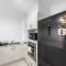 The Hideaway - Riverside Central Surfers 2BR Apartment with Parking and Pool