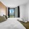 The Hideaway - Riverside Central Surfers 2BR Apartment with Parking and Pool