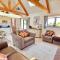 Beautiful Views Historic 16th Cent Barn Conversion Pass the Keys - بريدغنورث