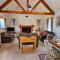 Beautiful Views Historic 16th Cent Barn Conversion Pass the Keys - بريدغنورث