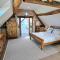 Beautiful Views Historic 16th Cent Barn Conversion Pass the Keys - بريدغنورث