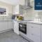 L1 - Large 4 Bedroom House with 6 Beds and 3 bathrooms, TVs in each room, Free Parking, Fully Equipped, Local Amenities, Easy Ring Road Access, PRICE MATCH GAURANTEE and Special Rates and VAT Ask Sunrise Short Lets - Dundee