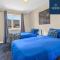 L1 - Large 4 Bedroom House with 6 Beds and 3 bathrooms, TVs in each room, Free Parking, Fully Equipped, Local Amenities, Easy Ring Road Access, PRICE MATCH GAURANTEE and Special Rates and VAT Ask Sunrise Short Lets - Dundee