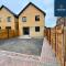 L2 - Stunning 4 Bed House with 6 Beds and 3 bathrooms, TVs in each room, Free Parking, Fully Equipped, Local Amenities, Easy Ring Road Access, Special Rates and PRICE MATCH GAURANTEE Ask Sunrise Short Lets - Dundee