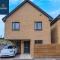 L2 - Stunning 4 Bed House with 6 Beds and 3 bathrooms, TVs in each room, Free Parking, Fully Equipped, Local Amenities, Easy Ring Road Access, Special Rates and PRICE MATCH GAURANTEE Ask Sunrise Short Lets - Dundee