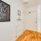 Luxury 2 Bedroom 2 Bathroom Apartment - City Centre - Free Parking, Balcony and Smart TVs with Sky TV and Netflix by Yoko Property