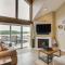 Lake It Easy Waterfront Ozarks Condo with Balcony! - 卡姆登顿