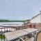 Lake It Easy Waterfront Ozarks Condo with Balcony! - 卡姆登顿