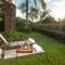 WHITE CORAL Exceptional 4BR KaMilo Home with Ocean View and Bikes