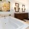 WHITE CORAL Exceptional 4BR KaMilo Home with Ocean View and Bikes - وايكولوا
