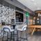 Long Beach 2BR w Gym Pool nr Shops Bars LAX-618 - لونغ بيتش