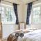 Huge Cottage for Sophisticated Hen Party and Large Groups - Hurst