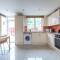Spacious 3 Bedroom Whitechapel City Home - 9 mins from Tower Bridge with Free Parking & Garden - 伦敦