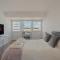 On The Beach Penthouse with Sea View - 3 bedrooms - Roof Balcony - Spa, Sauna, Gym and Pool - Sleeps 6 - Brighton & Hove