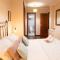 Apartamento completo, amplio, muy iluminado y con plaza de garaje incluida.