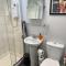 Self contained two room studio apartment, own entrance, private parking - 布莱顿霍夫