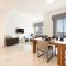Luxury Beachfront 2Bd Apt, Shams, JBR - 迪拜