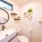 The Honeycomb-Tiny Container Home 12 Min. to Magnolia/Baylor - Bellmead