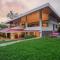 StayVista's Casa Ember - Relax with a Pool Table, Gazebo, and Inviting Swimming Pool - لونافالا