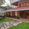 StayVista's Casa Ember - Relax with a Pool Table, Gazebo, and Inviting Swimming Pool - لونافالا