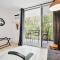 DOWNTOWN Hawaiian Theme Condo with Hot Tub, Pool & Beach - Kona Islander Inn