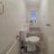F1 Cozy 2 Bed Flat Opposite Olympia London Sleeps 5 People - 伦敦