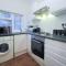 F1 Cozy 2 Bed Flat Opposite Olympia London Sleeps 5 People - 伦敦