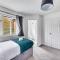 Stylish Detached House - Close to City Centre - Sleeps up to 7 - Driveway Parking, Self Check-In, Study Room, Fast WiFi and Sky TV by Yoko Property - Milton Keynes