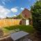 Stylish Detached House - Close to City Centre - Sleeps up to 7 - Driveway Parking, Self Check-In, Study Room, Fast WiFi and Sky TV by Yoko Property - Milton Keynes