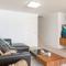 Beachfront Manly Apartment With Balcony & Parking