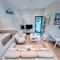 Beach Adjacent Apartment - Bluevista