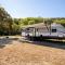 RV located on private property, providing access to the Guadalupe River, accommodates up to 7 guests - Нью-Браунфелс