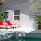 Amandas Place Green Studio - pool and tropical garden