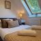 Large 4-bed house for up to 7 guests w 2x parking