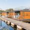 Houseboat with edge of a holiday park - 威尔