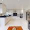 Parlaunt House - 3 bedroom with Free parking - Slough