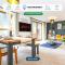 Beautiful City Centre Apartment with Free Parking, Fast-Wifi, SmartTV with Netflix and Private Garden by Yoko Property