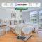Stunning City Centre Apartment with Balcony, Free Parking, Fast Wifi and SmartTVs by Yoko Property - Milton Keynes