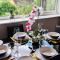 Spacious and Bright 2 Bedroom Apartment, Sleeps 6, 1st Floor with Free Parking, Business and Leisure by Jesswood Properties