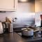 Spacious and Bright 2 Bedroom Apartment, Sleeps 6, 1st Floor with Free Parking, Business and Leisure by Jesswood Properties