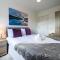 Spacious and Bright 2 Bedroom Apartment, Sleeps 6, 1st Floor with Free Parking, Business and Leisure by Jesswood Properties