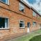 Spacious and Bright 2 Bedroom Apartment, Sleeps 6, 1st Floor with Free Parking, Business and Leisure by Jesswood Properties