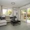 Aspa Luxury Garden Apartment in Vouliagmeni Center
